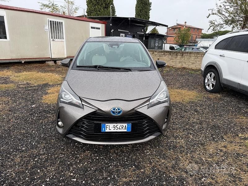 Grigio Usata 2018 Toyota Yaris Hybrid Active Tre volumi | 7800 € (Super prezzo) - Immagine 1/4
