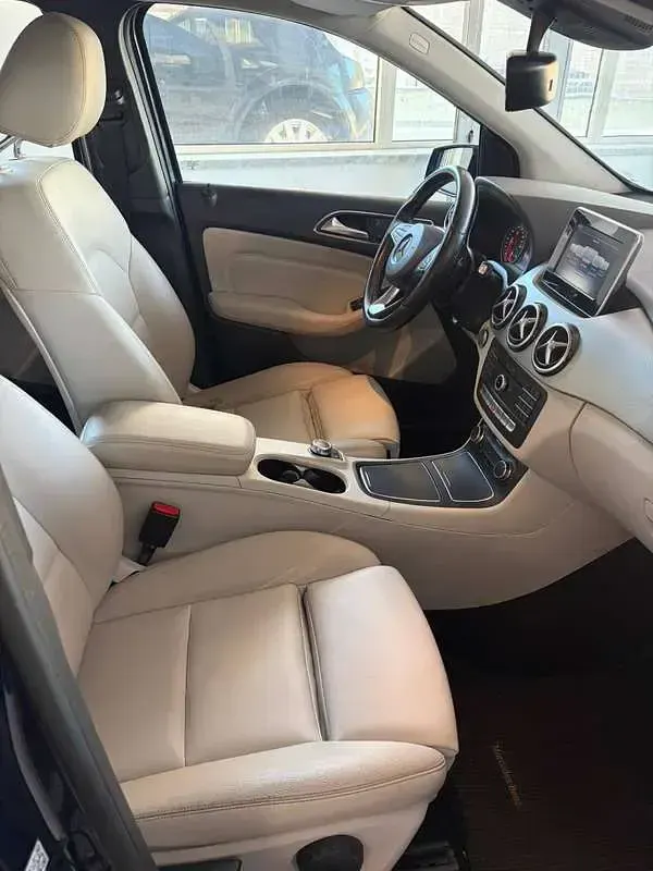Usata Mercedes B200 136 CV (100 kW) 2017 Blu/azzurro Utilitaria