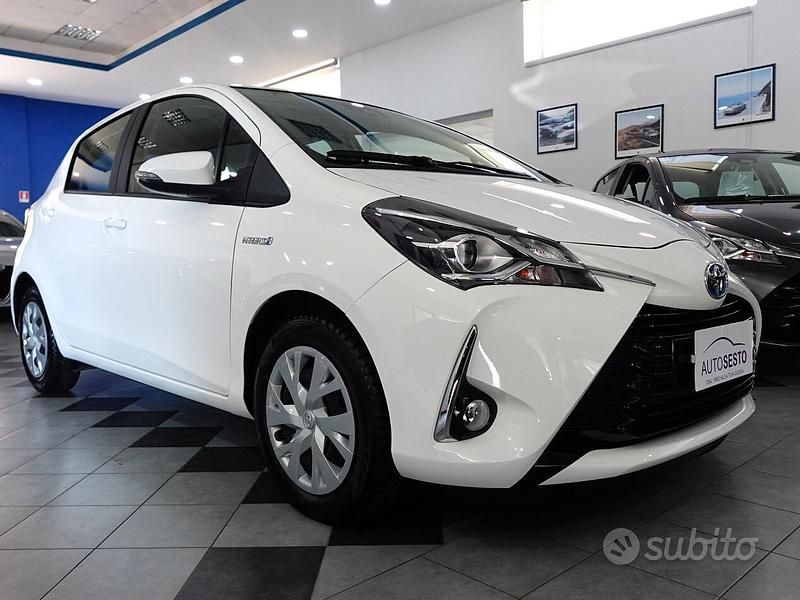 Usata Toyota Yaris Hybrid Business Edition 73 CV (53 kW) 2020 Bianco Berlina