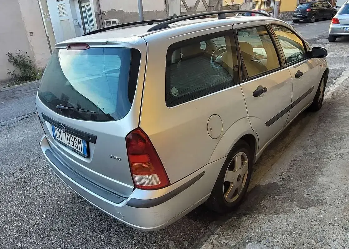 Usata Ford Focus Zetec 101 CV (74 kW) 2004 Grigio Station wagon