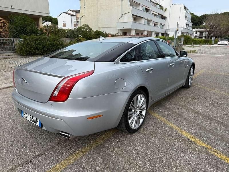 Usata Jaguar XJ Premium Luxury 275 CV (202 kW) 2014 Argento Berlina