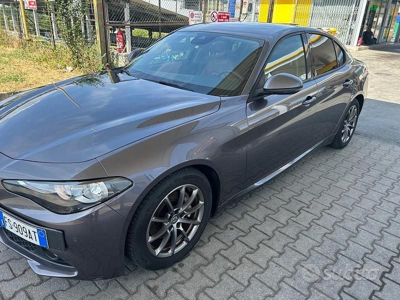 Grigio Usata 2017 Alfa Romeo Giulia Business Tre volumi | 14.000 € (Super prezzo) - Immagine 1/4