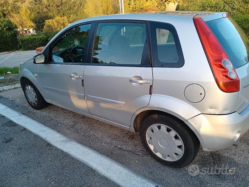 Second-hand Ford Fiesta 90 CP (66 kW) 2008 Gri Berlinǎ