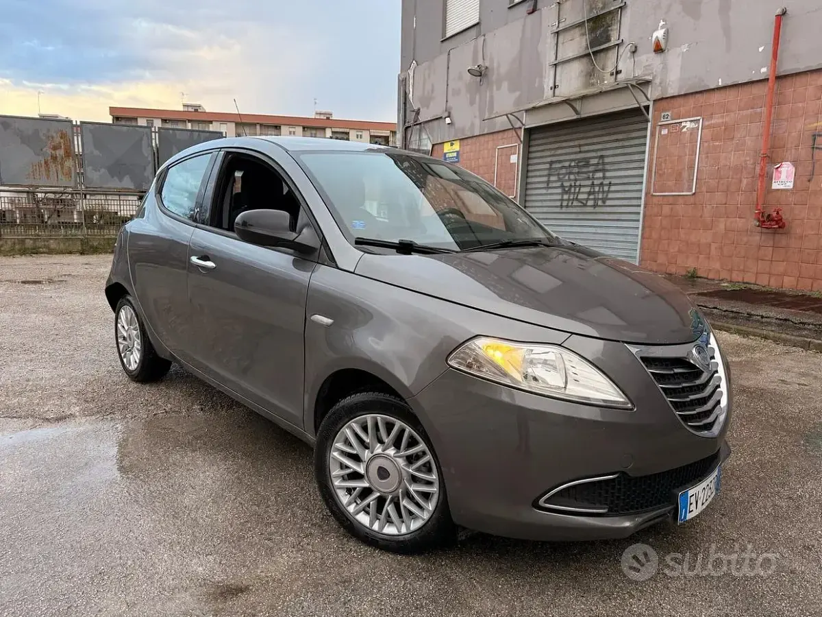 Usata Lancia Ypsilon 95 CV (69 kW) 2015 Grigio Utilitaria