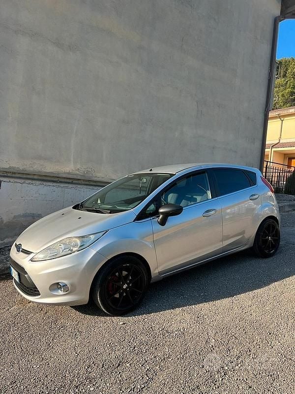 Grigio Usata 2008 Ford Fiesta Titanium Due volumi | 3500 € - Immagine 1/4