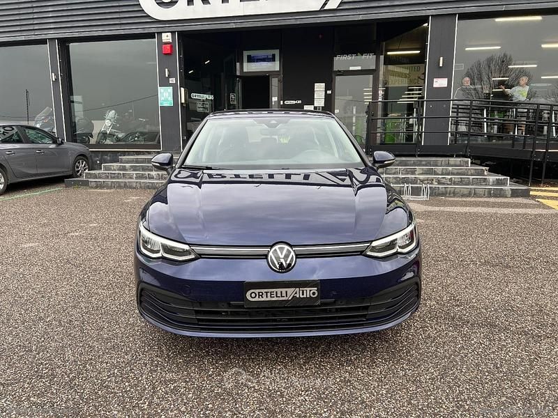 Usata VW Golf VIII Life 116 CV (85 kW) 2021 Blu Berlina