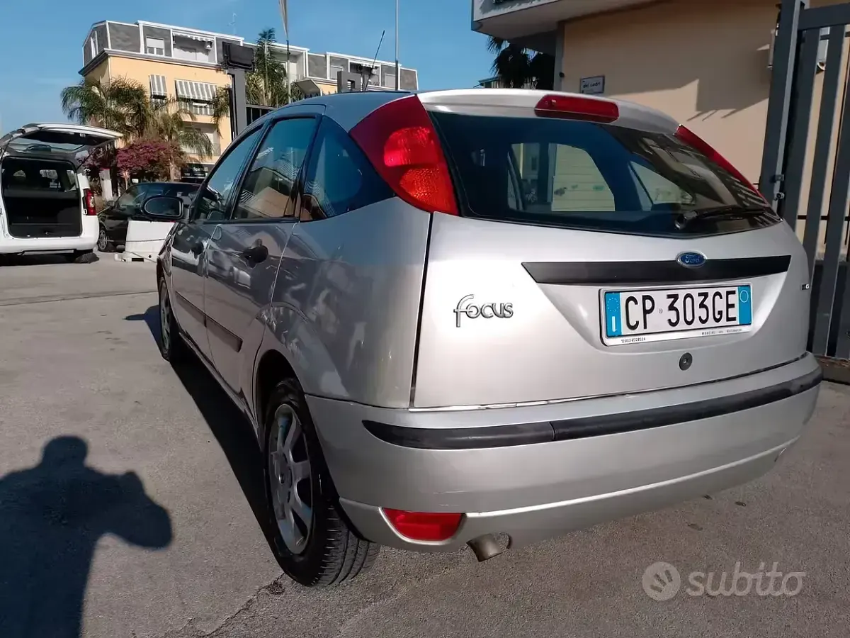 Usata Ford Focus 100 CV (73 kW) 2004 Grigio Berlina