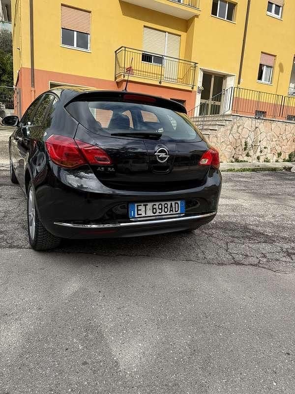 Usata Opel Astra 140 CV (102 kW) 2013 Nero Berlina