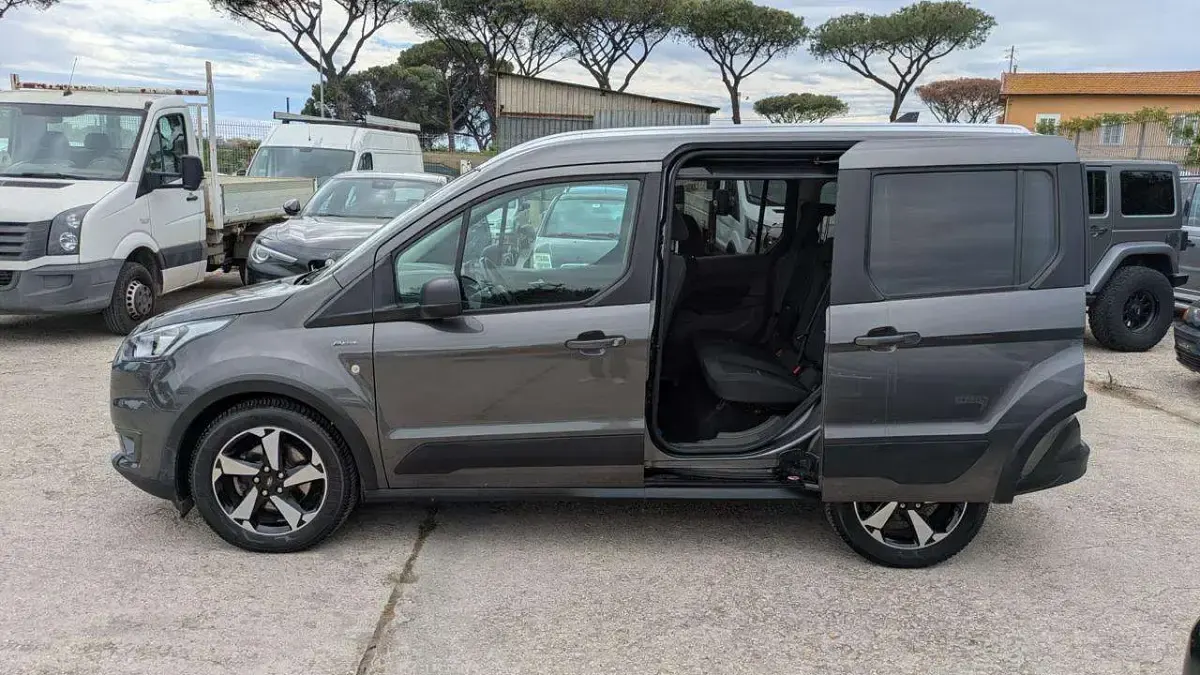 Usata Ford Tourneo 120 CV (88 kW) 2022 Grigio Furgone