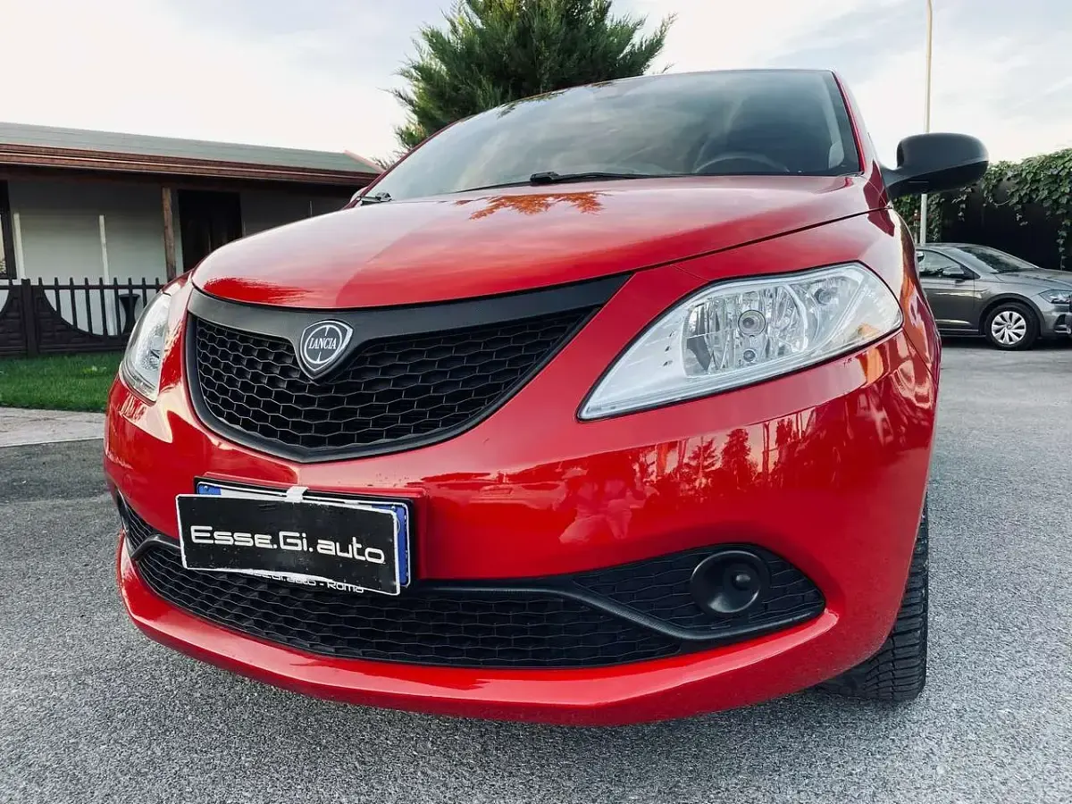 Usata Lancia Ypsilon Silver 69 CV (50 kW) 2015 Rosso Utilitaria