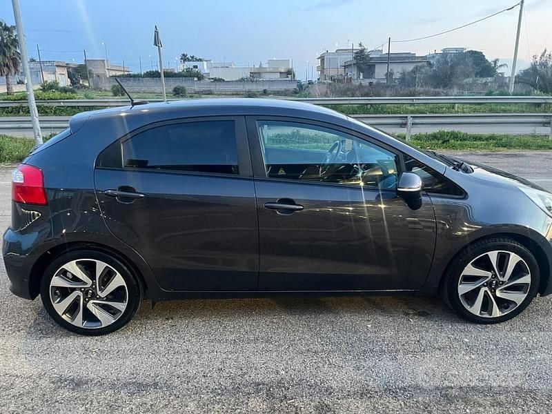 Usata Kia Rio 75 CV (55 kW) 2016 Nero Utilitaria