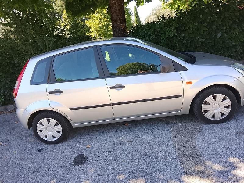 Usata Ford Fiesta Zetec 2002 Grigio Utilitaria