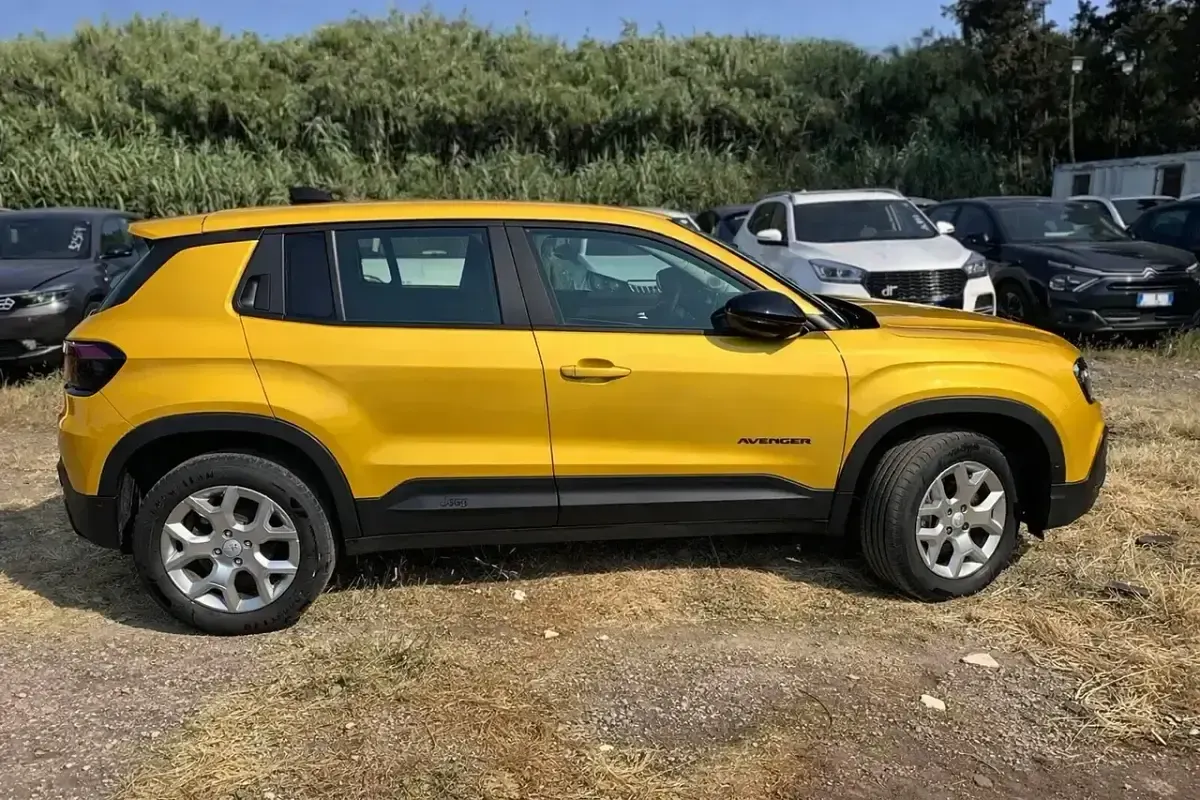 Usado Jeep Avenger Altitude 101 HP (74 kW) 2024 Amarelo SUV