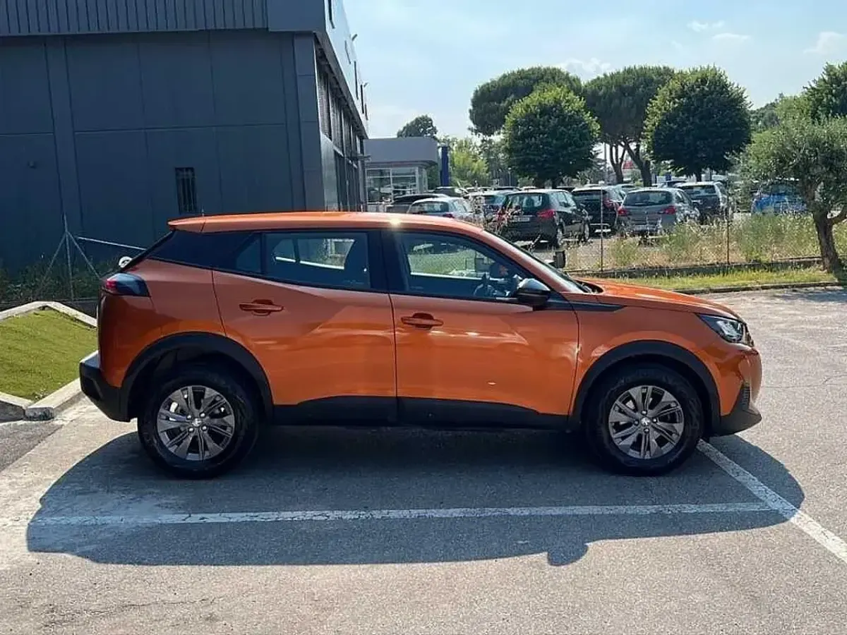 Usata Peugeot 2008 Active 131 CV (96 kW) 2023 Arancione SUV