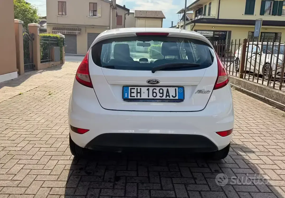 Usata Ford Fiesta 60 CV (44 kW) 2011 Bianco Berlina