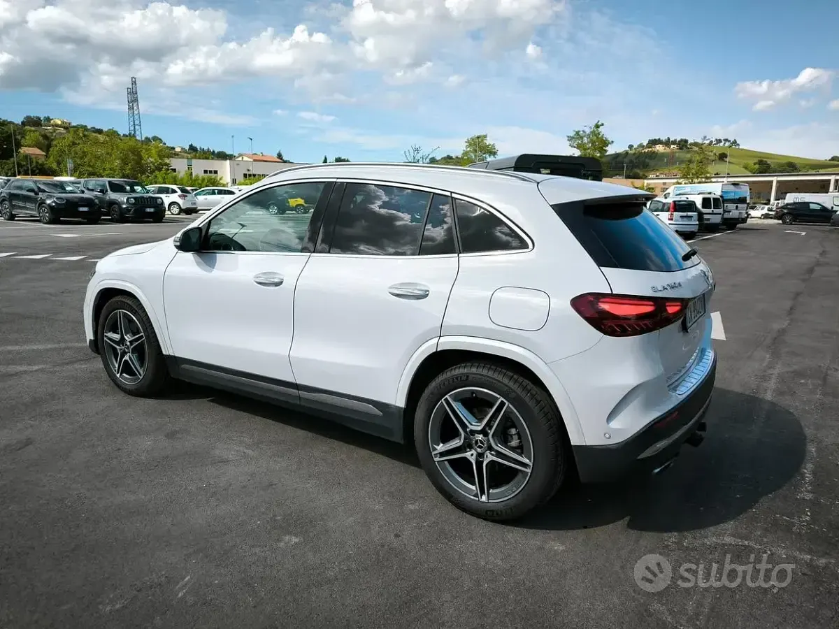 Usata Mercedes GLA180 AMG line 116 CV (85 kW) 2024 Bianco SUV