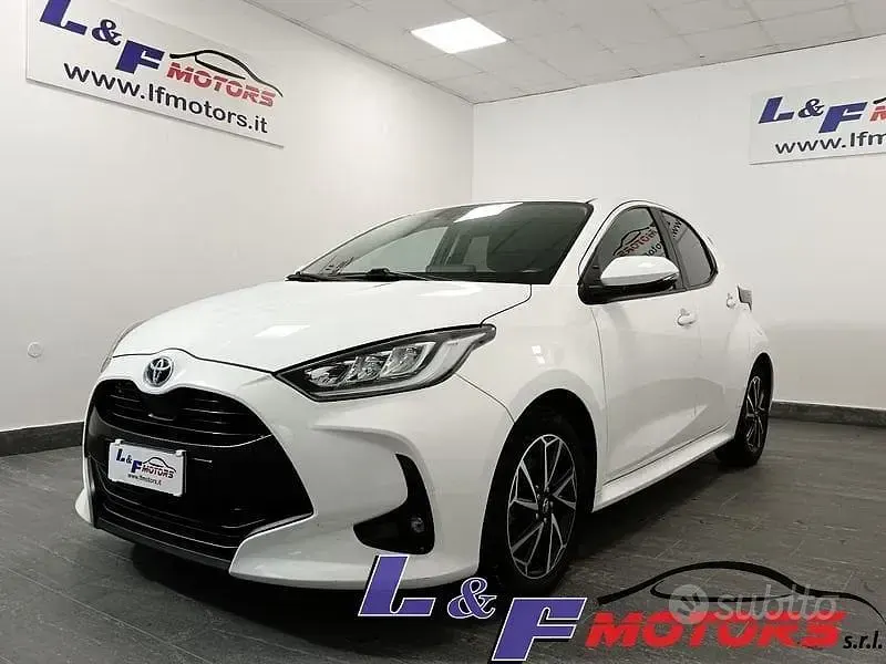 Usata Toyota Yaris Hybrid 92 CV (67 kW) 2022 Bianco Berlina
