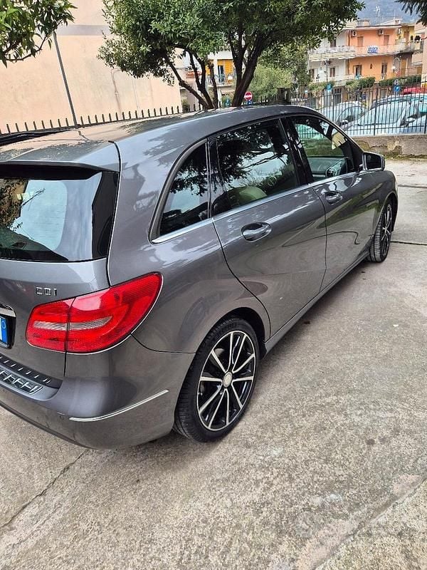 Usata Mercedes B180 Executive 109 CV (80 kW) 2012 Grigio Monovolume