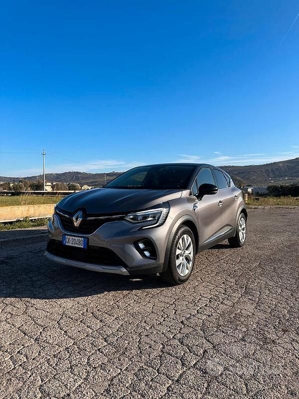 Usata Renault Captur 101 CV (74 kW) 2022 Grigio SUV