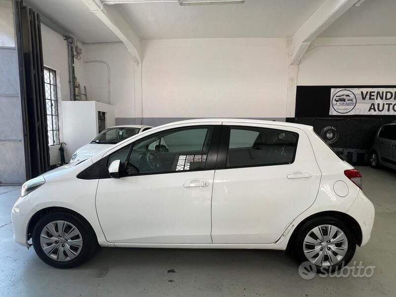 Usata Toyota Yaris Sol 99 CV (72 kW) 2013 Bianco Berlina