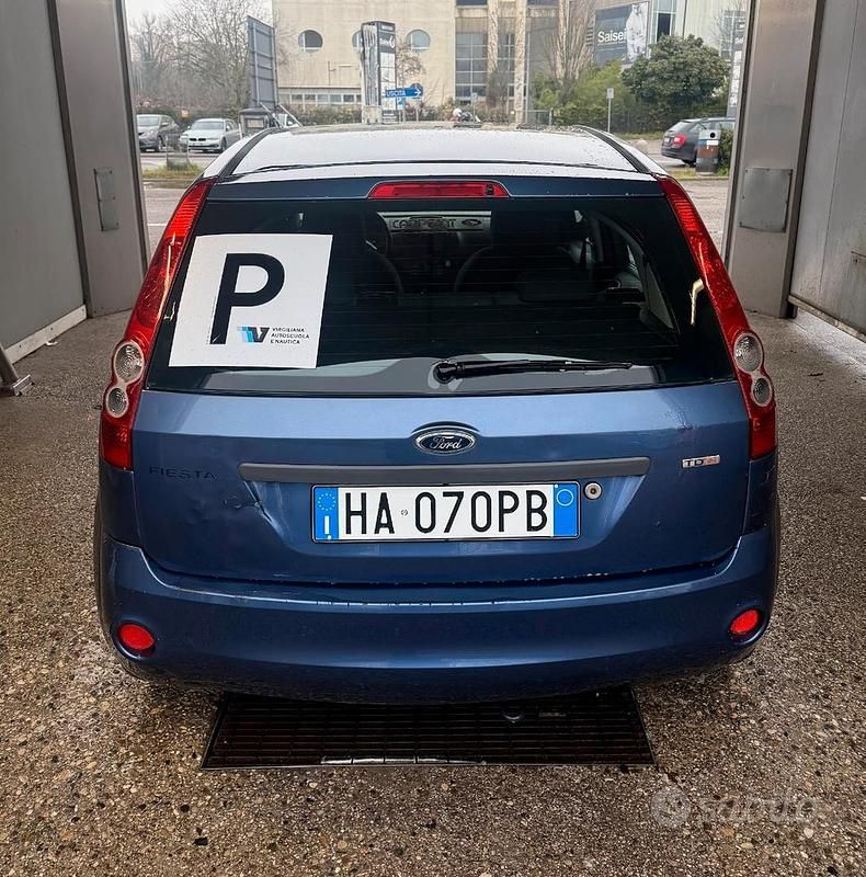 Usata Ford Fiesta 68 CV (50 kW) 2006 Blu Utilitaria