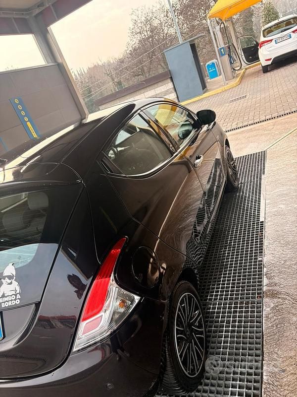 Usata Lancia Ypsilon 69 CV (50 kW) 2018 Nero Utilitaria