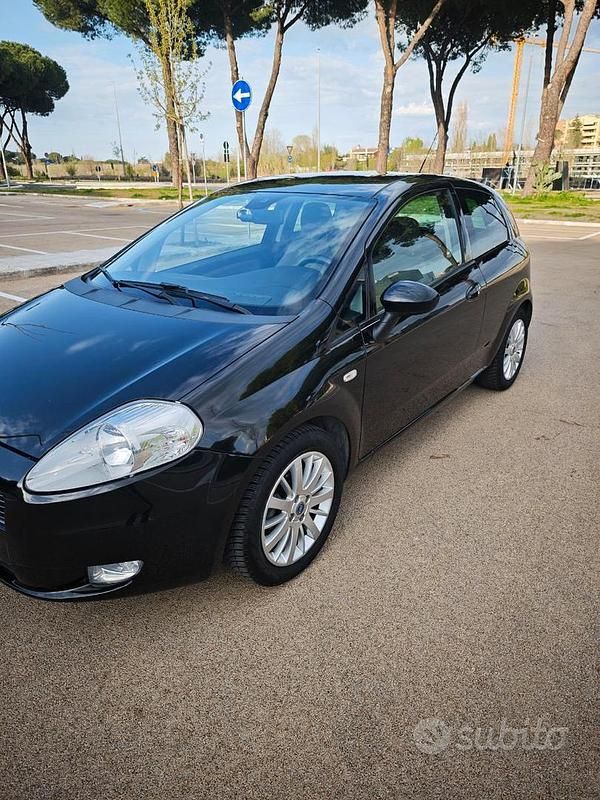 Usata Fiat Grande Punto Dynamic 95 CV (69 kW) 2005 Nero Utilitaria