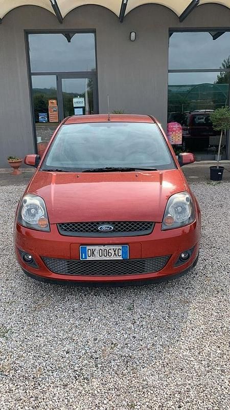 Usata Ford Fiesta 75 CV (55 kW) 2007 Rosso Utilitaria