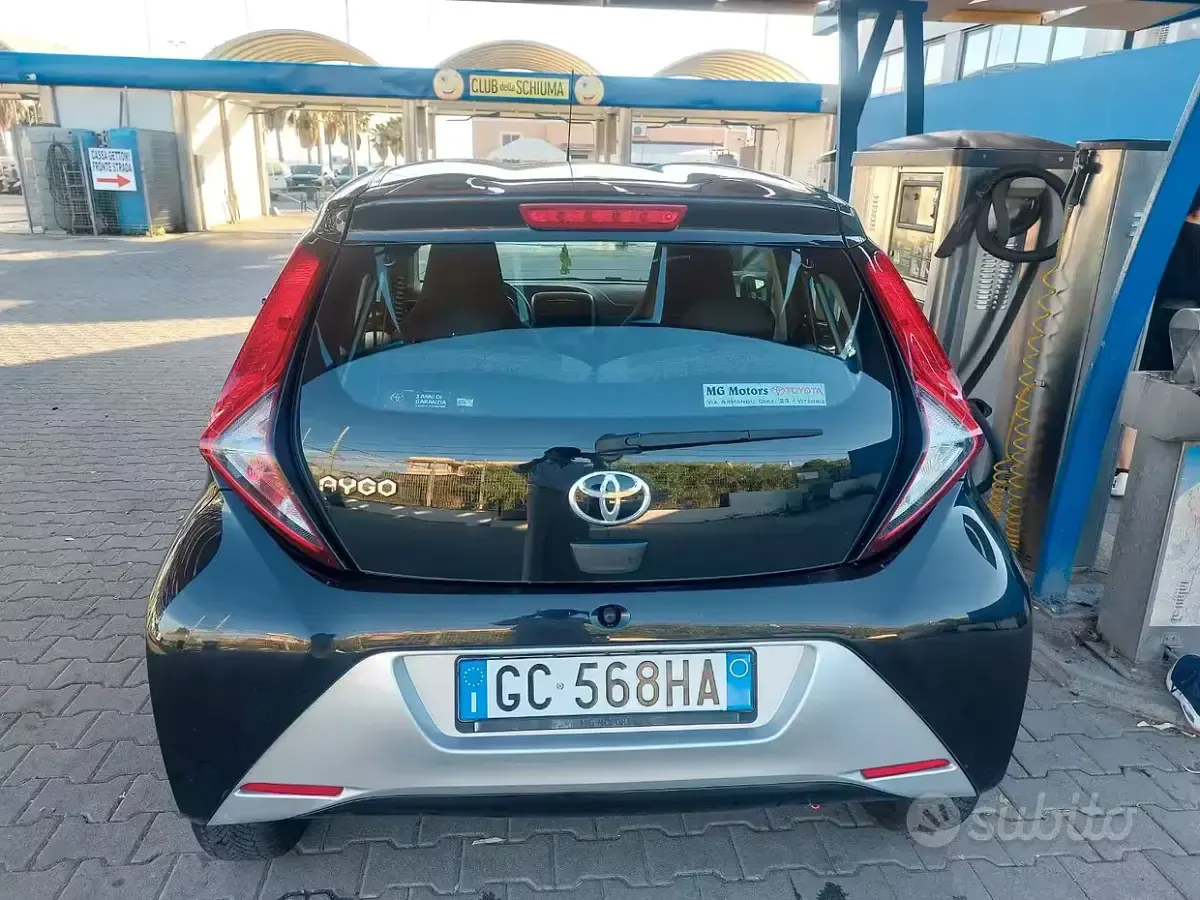 Usata Toyota Aygo 72 CV (52 kW) 2020 Nero Utilitaria