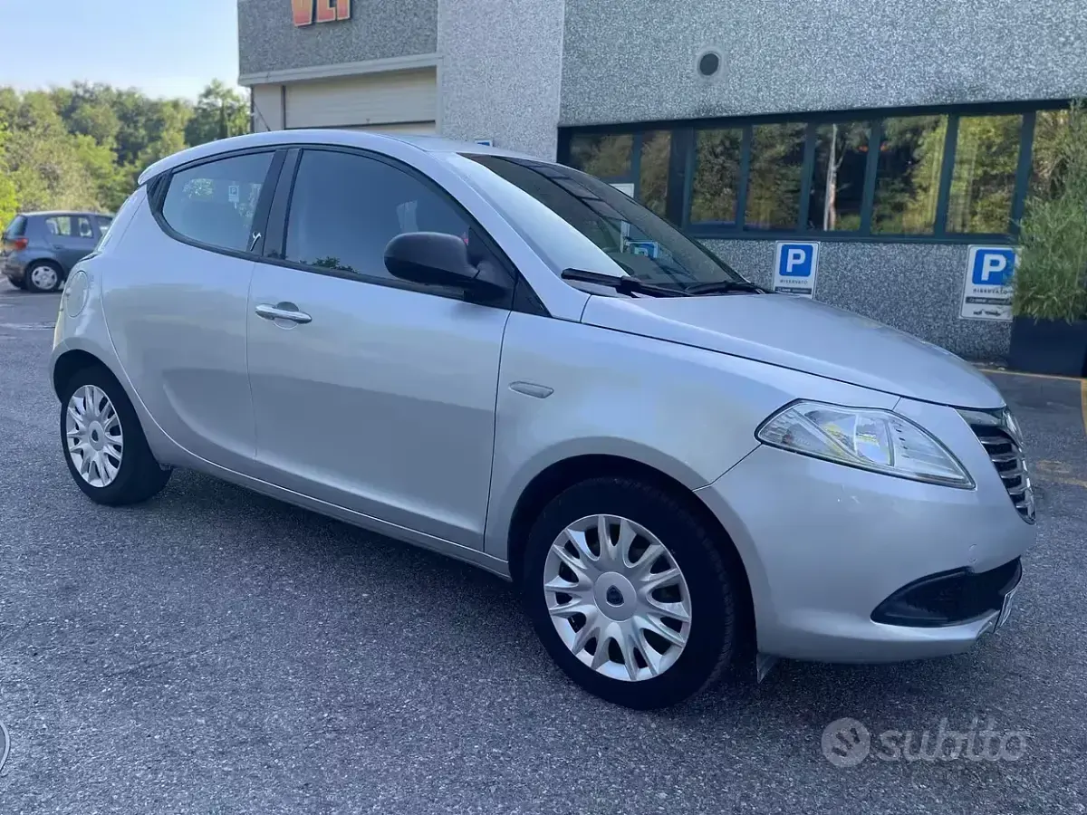 Usata Lancia Ypsilon 69 CV (50 kW) 2013 Grigio Utilitaria
