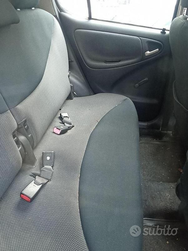 Usata Toyota Yaris 75 CV (55 kW) 2004 Grigio Berlina