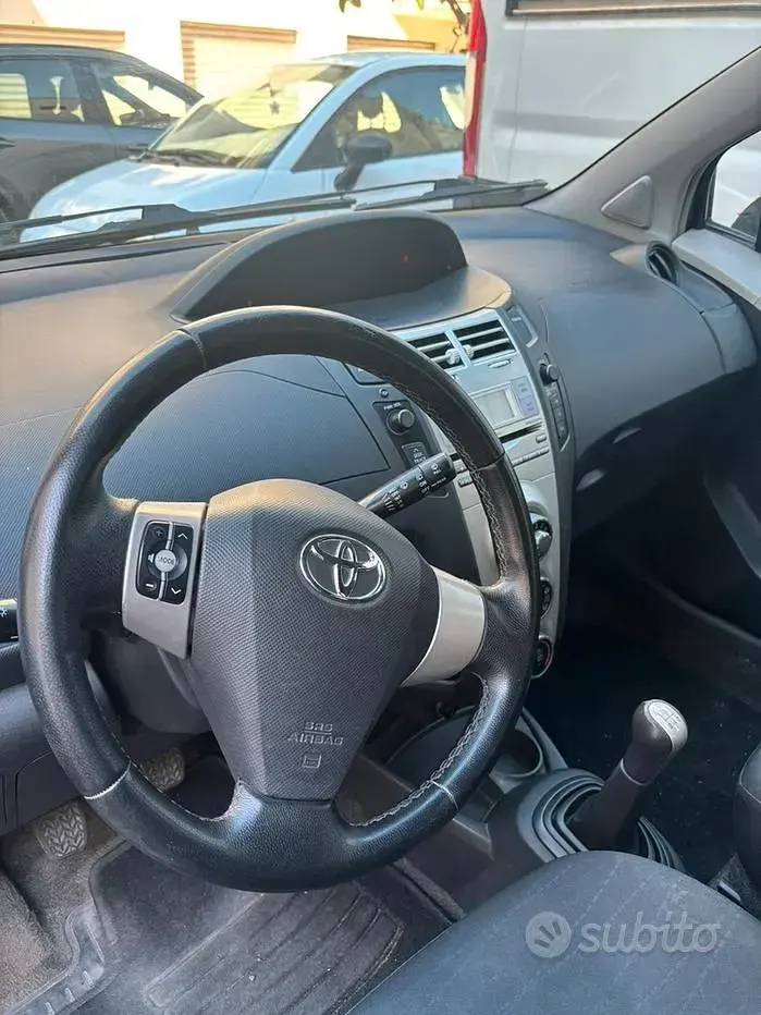 Usata Toyota Yaris 90 CV (66 kW) 2007 Nero Utilitaria