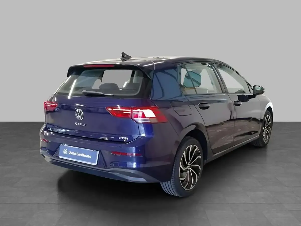 Usata VW Golf VIII Life 110 CV (80 kW) 2022 Atlantic blue metallizzato Berlina