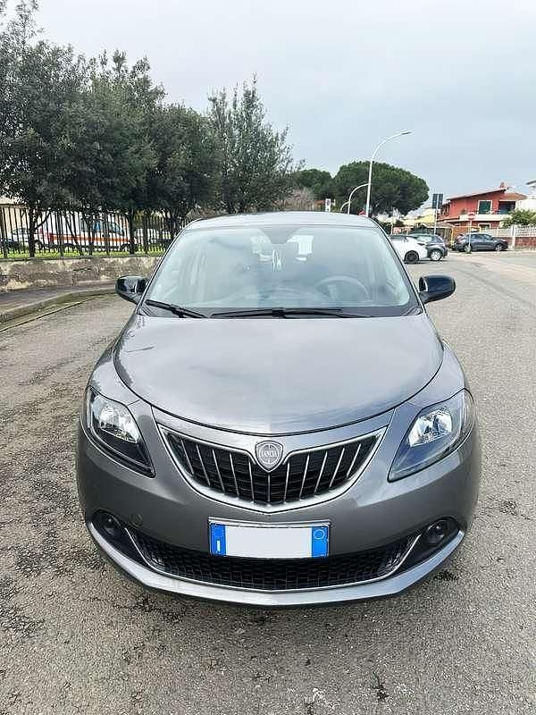 Usata Lancia Ypsilon 69 CV (50 kW) 2024 Grigio Utilitaria