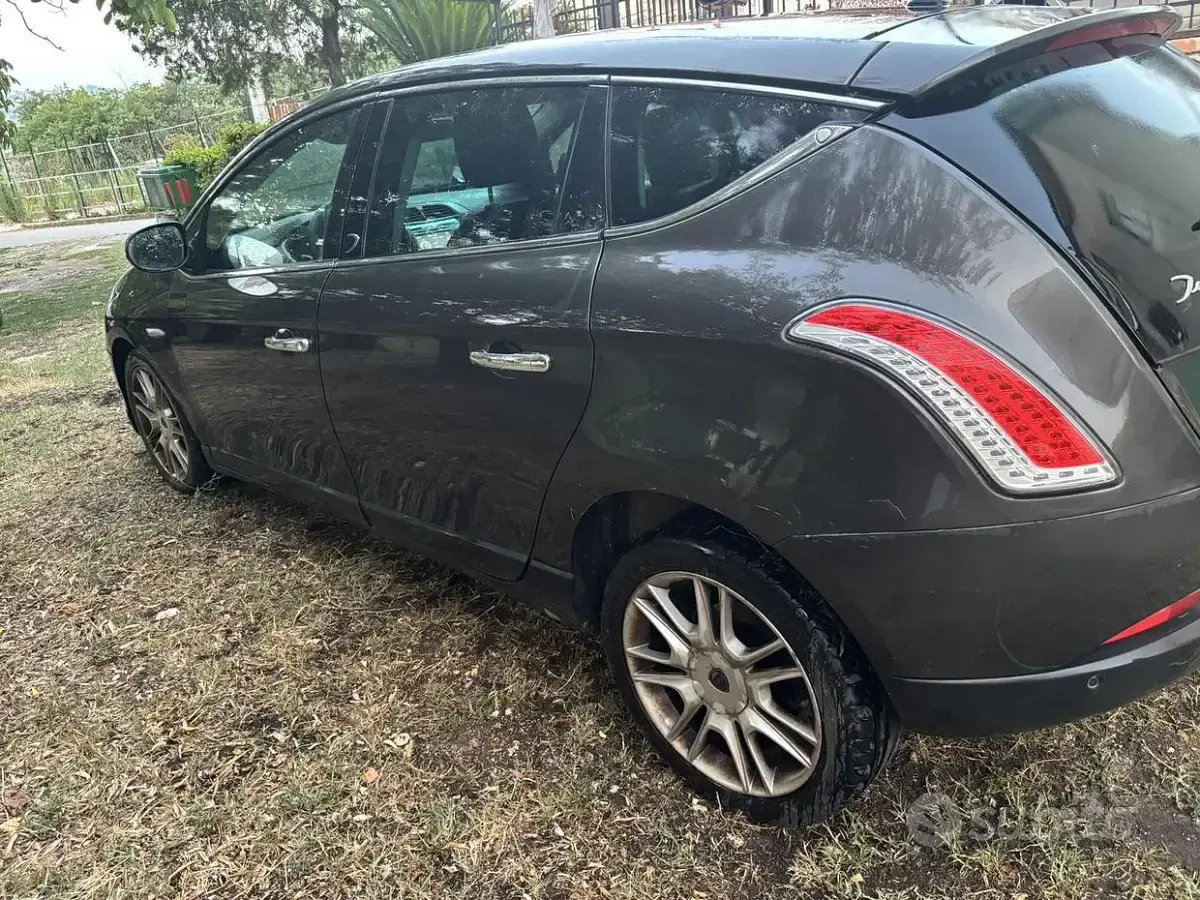 Usata Lancia Delta 120 CV (88 kW) 2009 Grigio Utilitaria