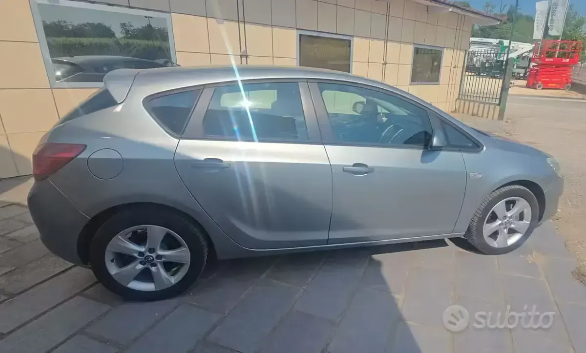 Usata Opel Astra 100 CV (73 kW) 2011 Grigio Berlina