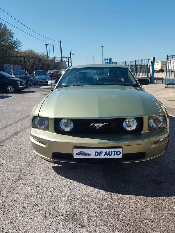 Usata Ford Mustang 350 CV (257 kW) 2011 Verde Berlina
