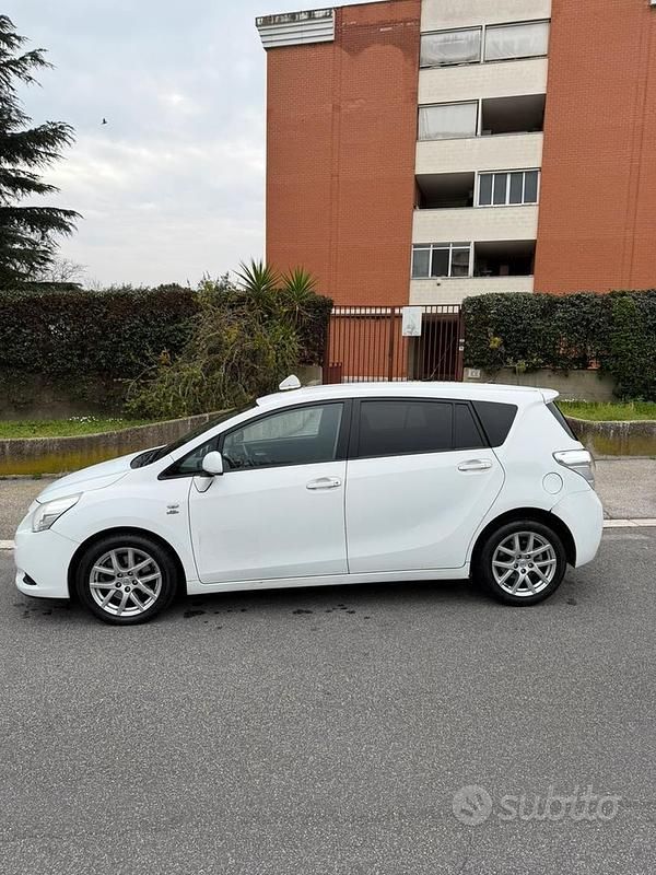 Usata Toyota Verso 2012 Bianco Monovolume