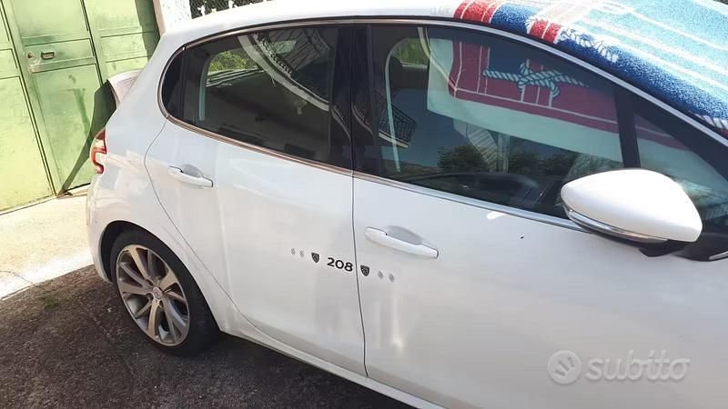Usata Peugeot 208 92 CV (67 kW) 2013 Bianco Utilitaria