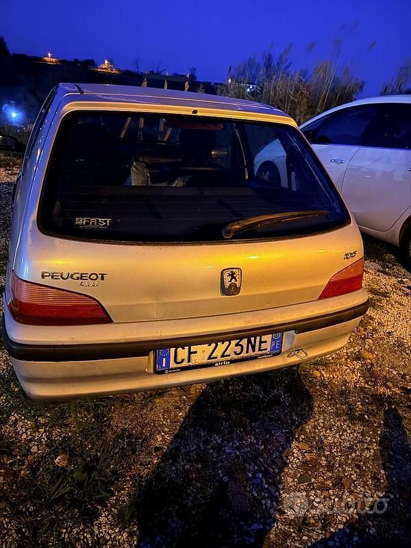 Usata Peugeot 106 Sport 60 CV (44 kW) 2001 Grigio Utilitaria