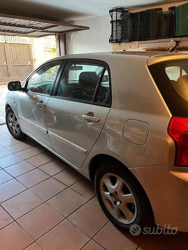Usata Toyota Corolla 90 CV (66 kW) 2006 Grigio Berlina