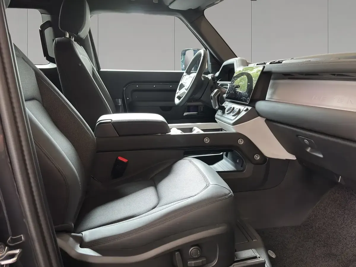 Usata Land Rover Defender SE Dynamic 200 CV (147 kW) 2025 Grigio SUV