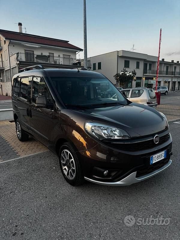 Usata Fiat Doblò Trekking 120 CV (88 kW) 2016 Marrone Monovolume