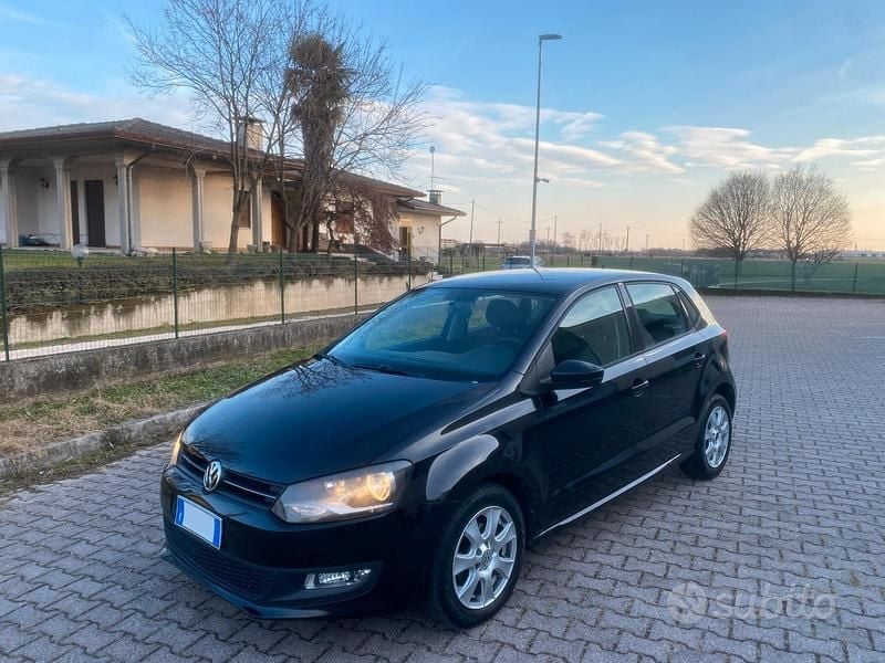 Nero Usata 2011 VW Polo Comfortline Tre volumi | 2500 € (Super prezzo) - Immagine 1/4