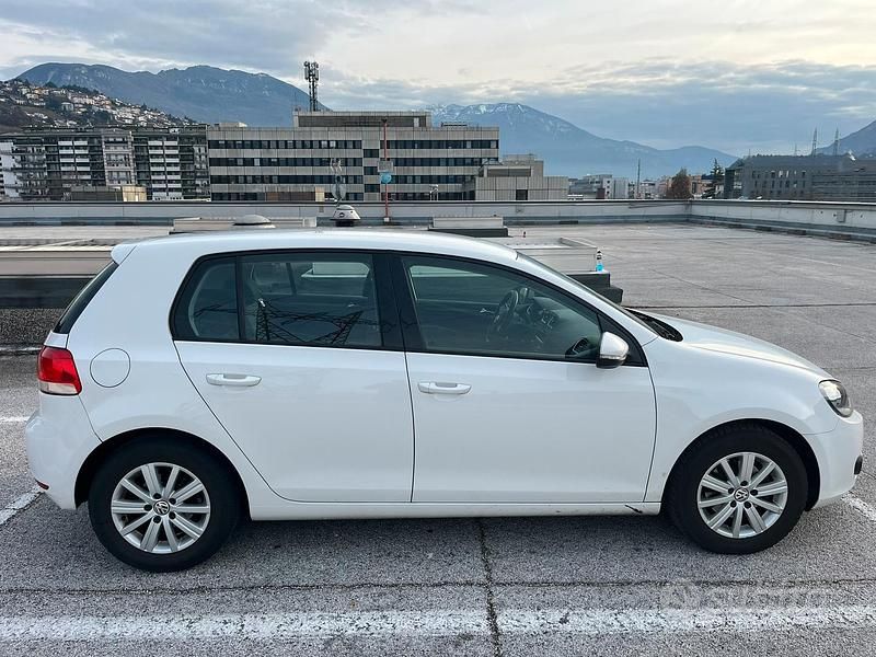 Usata VW Golf VII Comfortline 105 CV (77 kW) 2012 Bianco Berlina