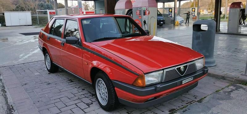 Usata Alfa Romeo 75 128 CV (94 kW) 1986 Rosso Berlina