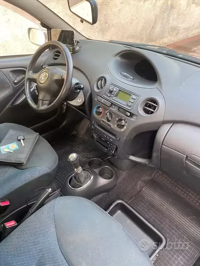 Usata Toyota Yaris 65 CV (47 kW) 2006 Grigio Utilitaria