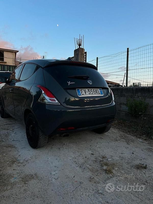 Usata Lancia Ypsilon 80 CV (58 kW) 2014 Grigio Utilitaria