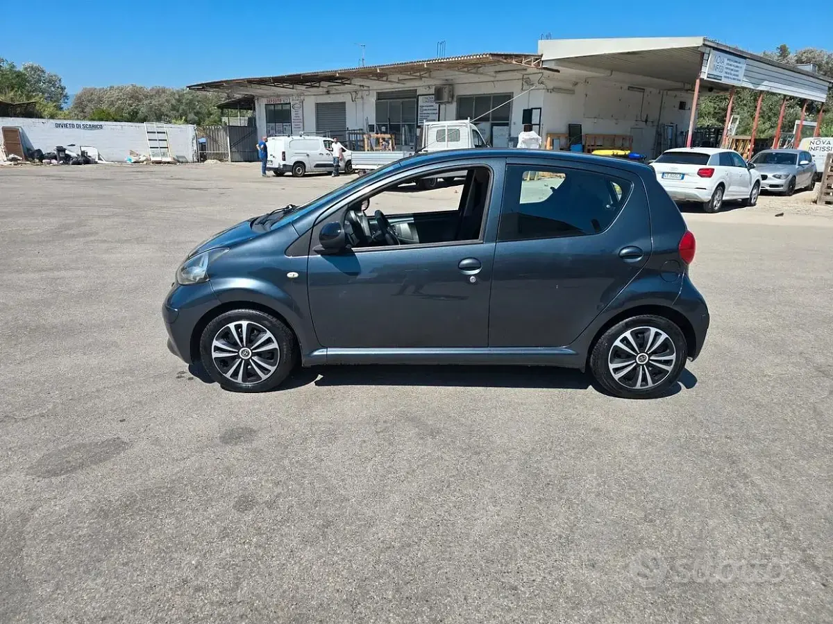 Usata Toyota Aygo Sol 68 CV (50 kW) 2008 Grigio Utilitaria