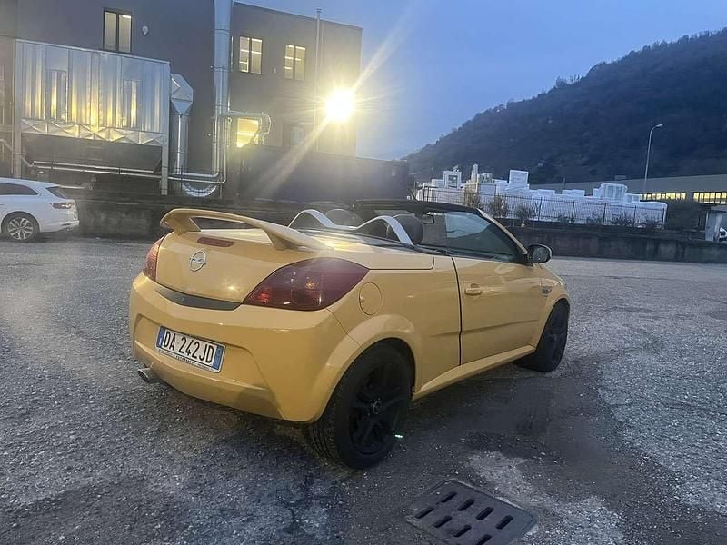 Usata Opel Tigra Sport 125 CV (91 kW) 2006 Giallo Cabrio